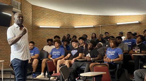 FORMER BENGAL VISITS THOMAS MORE UNIVERSITY FOOTBALL PLAYERS