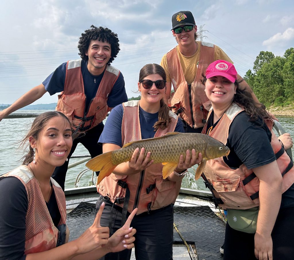 2023 interns electrofishing on the Ohio River