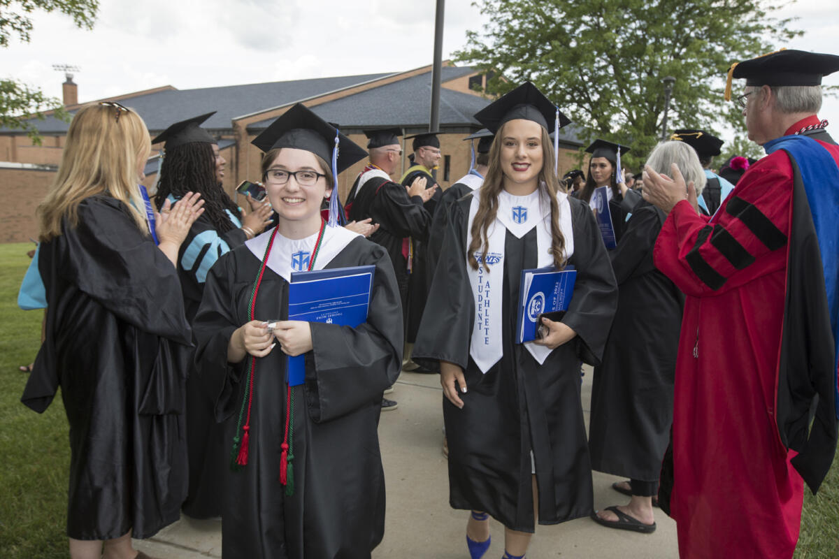 TMUgrad 051422  © Bruce Crippen